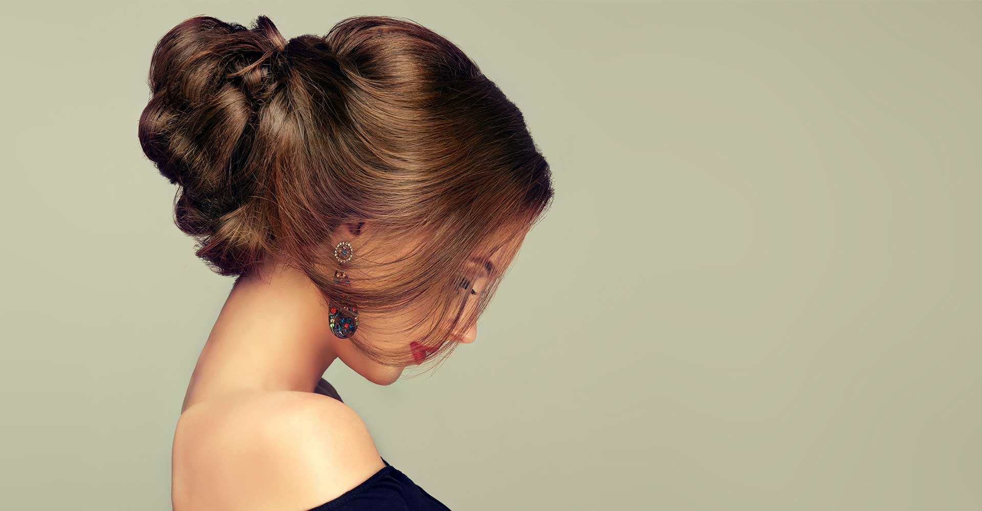 Modelo com cabelo volumoso e castanho